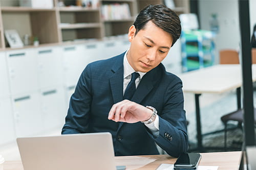 残業って当たり前？「おかしい」と感じたときの対策と相談先