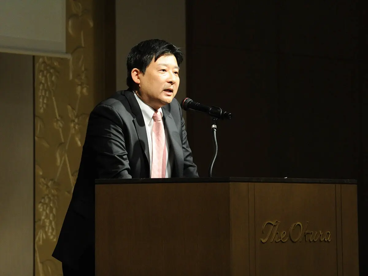 入所式で新入所員にメッセージを贈る浅野代表