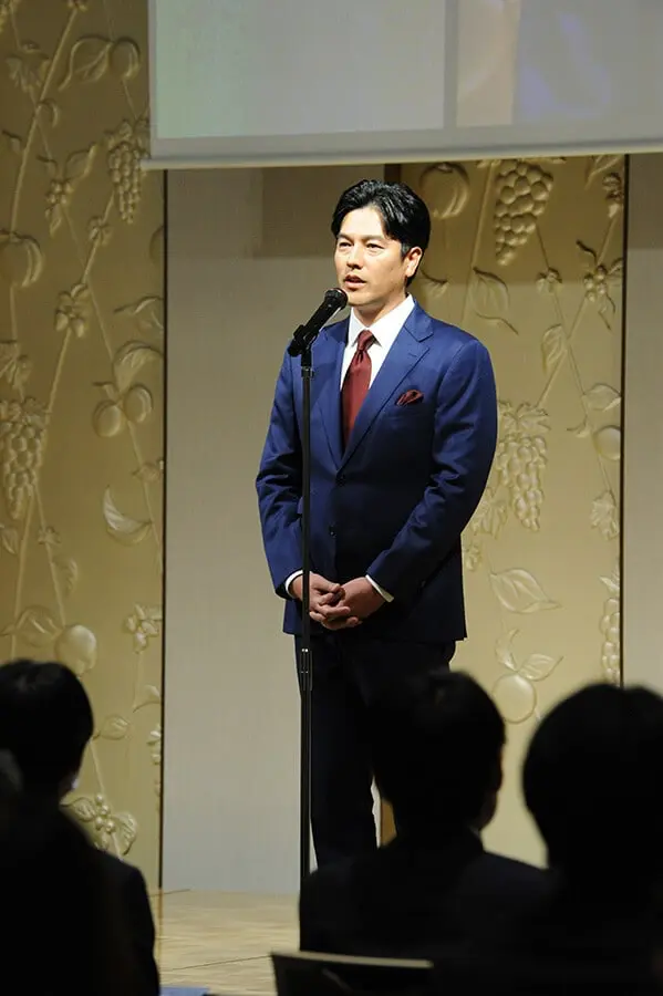 入所式で新入所員にメッセージを贈る、サプライズゲストの要潤さん