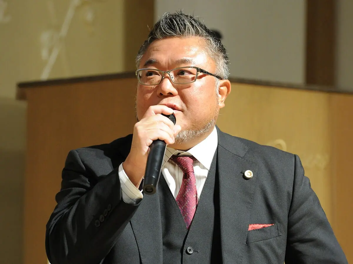 トークセッションで岩手時代の自身の体験談を語る萩原代表の様子