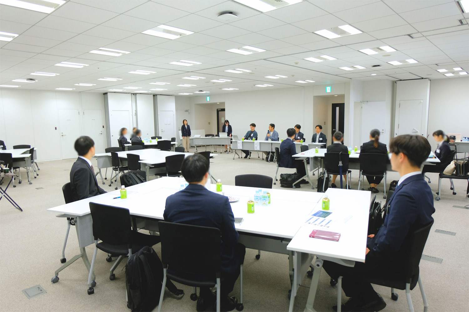 大会議室での弁護士自己紹介・事務所紹介の様子