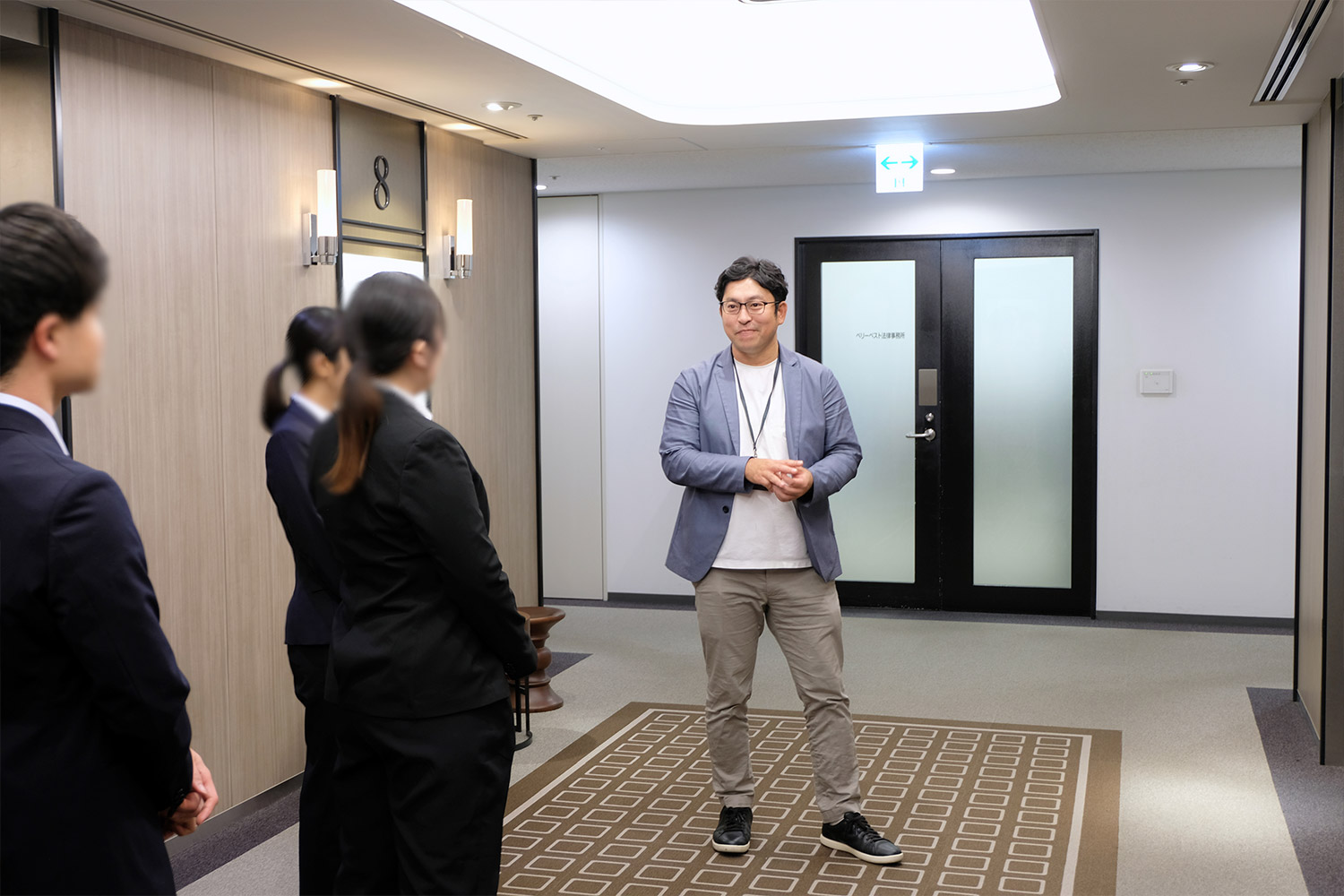 オフィスを案内する小里 徳彦弁護士