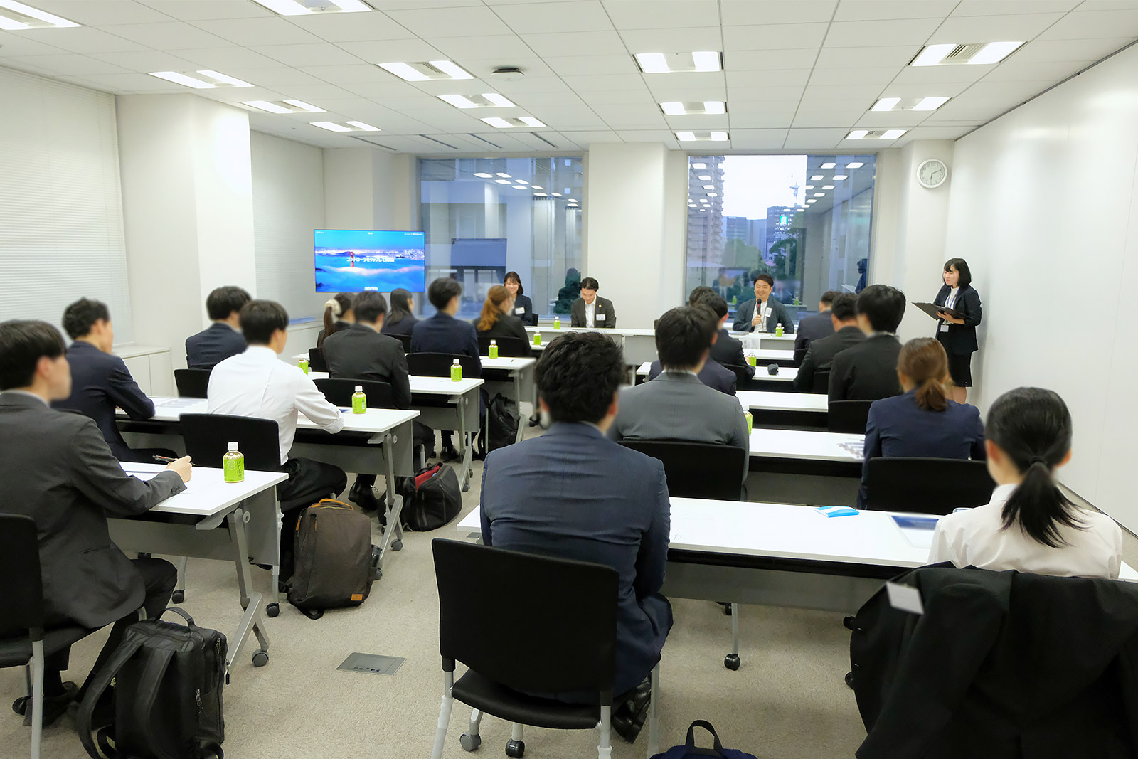 大会議室での弁護士自己紹介・事務所紹介の様子